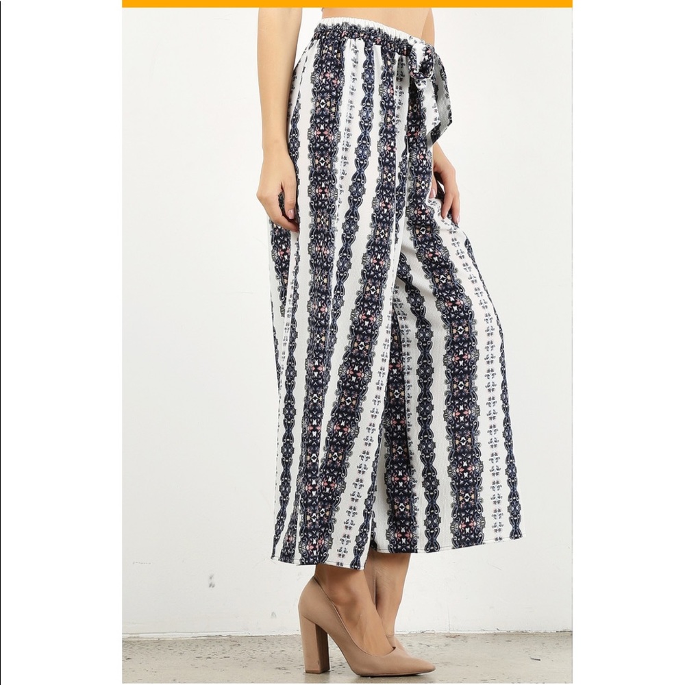 Plus Sz Paisley Border Print Wide Leg Capri - Picture 5 of 7